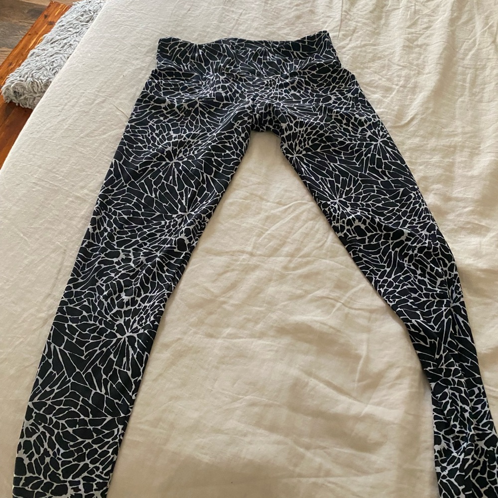 Black and white, great subtle yet stylish print Onzie leggings. Medium